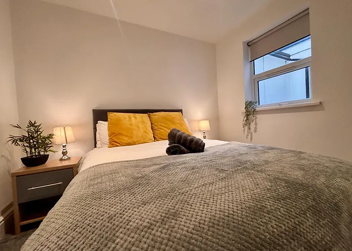 Franks Apt 1 - Outdoor Courtyard - Sleeps 6