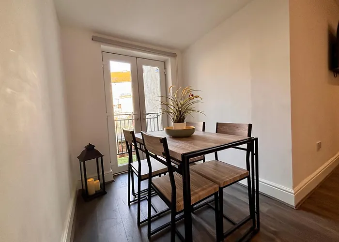Franks Apt 1 - Outdoor Courtyard - Sleeps 6