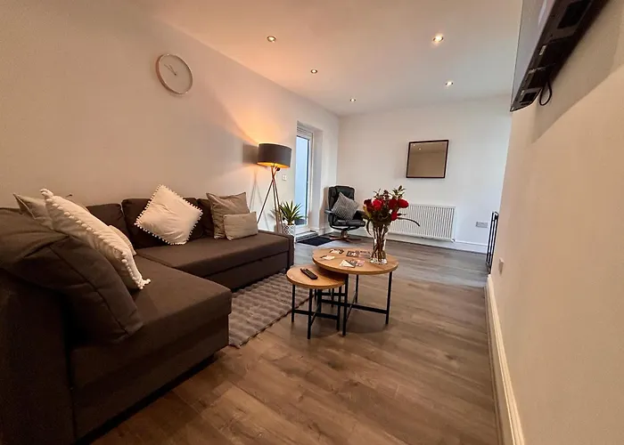 Franks Apt 1 - Outdoor Courtyard - Sleeps 6